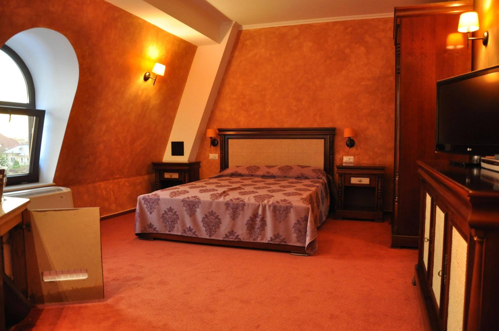 Vigo Grand Hotel Ploiesti Bagian luar foto